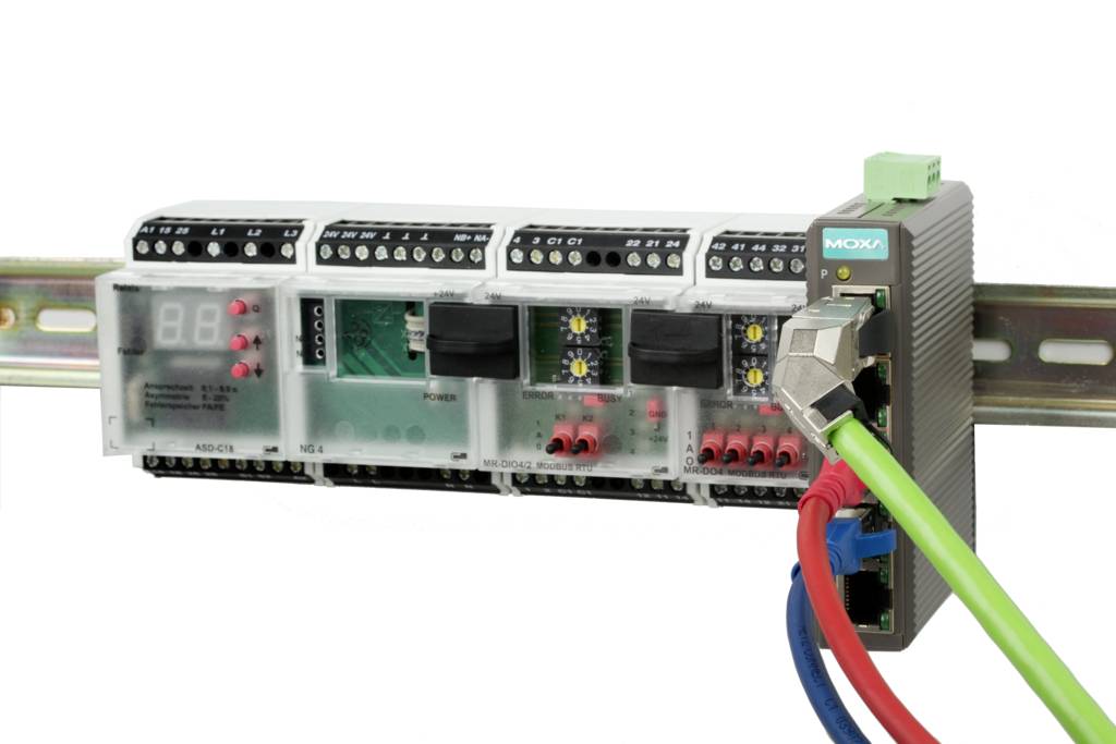 Electronic device for monitoring and communication, rail-mounted, with multiple ports and connection cables.