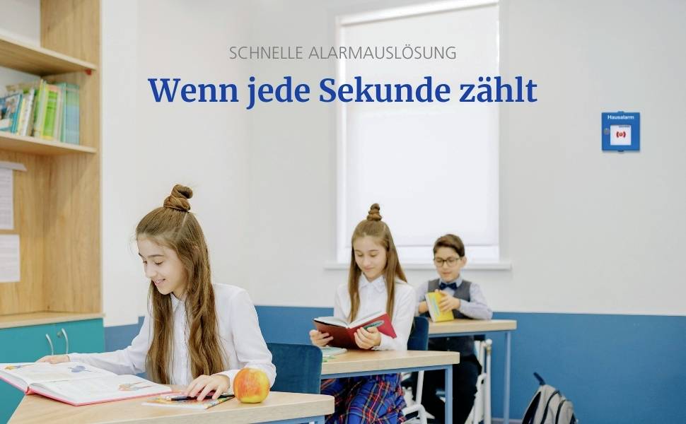 Three students sitting at desks in a classroom reading books. The German text reads 'Schnelle Alarmauslösung. Wenn jede Sekunde zählt'.
