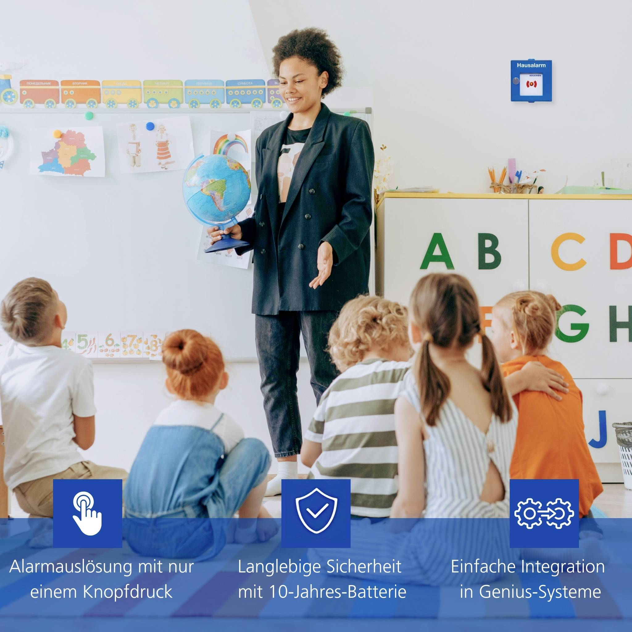 A teacher shows a globe to seated children in a classroom. Banners below highlight features: 'Alarm release', '10-year battery', 'Integration in systems'.
