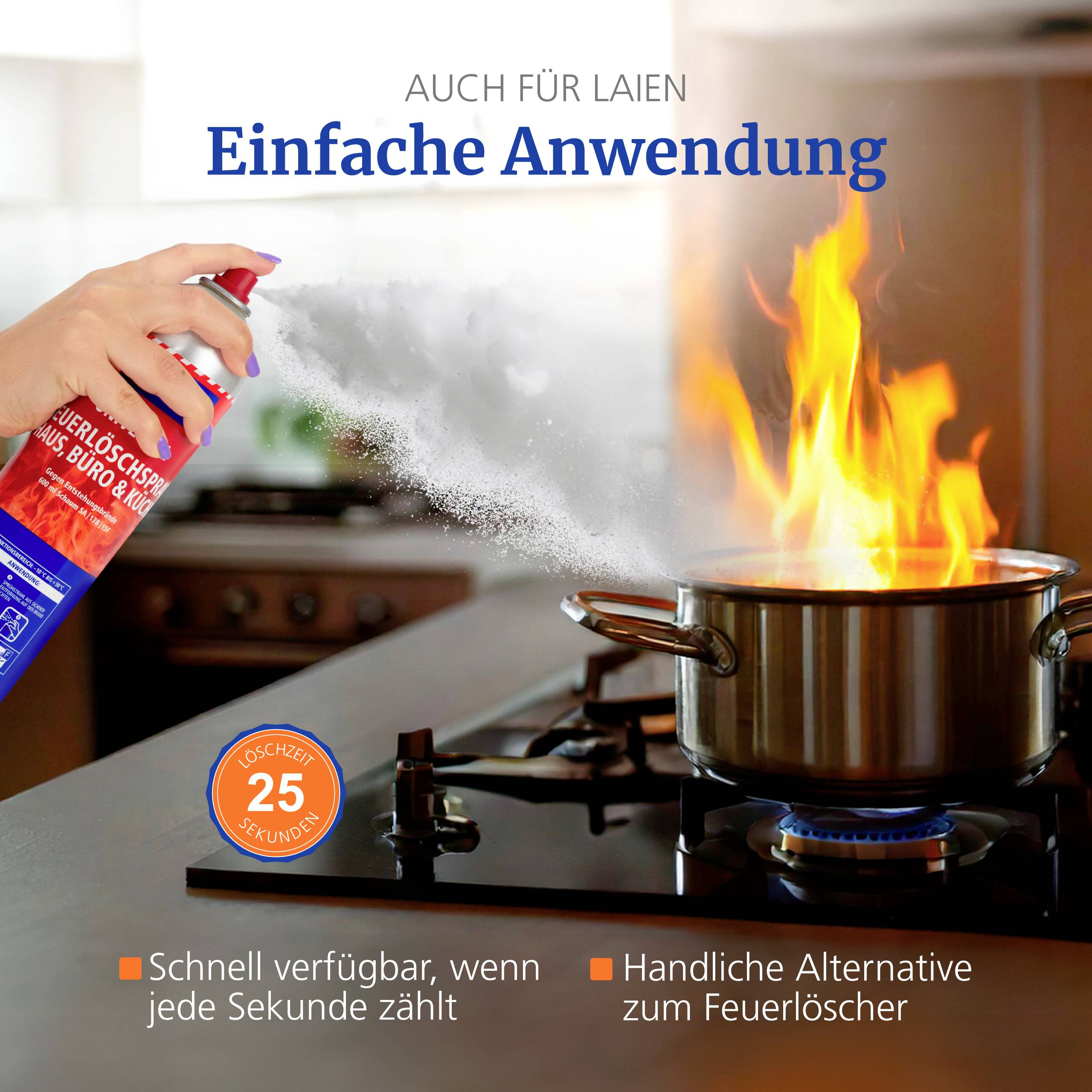 'Anwendung eines Löschsprays auf einem brennenden Topf auf einem Herd, mit Text 'Einfach für Laien' und 'Händliche Alternative zum Feuerlöscher' in der Küche.'