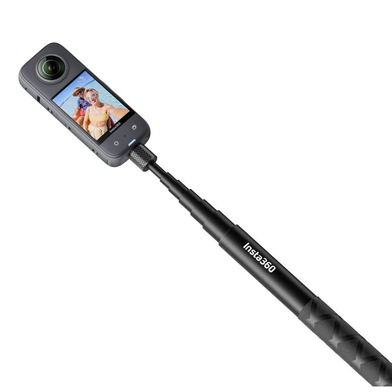Camera on a selfie stick with a display, showing a couple on a beach. Model name 'Insta360'. Ideal for 360-degree shots and vlogs.