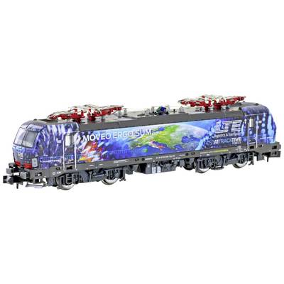 A model train with the inscription 'MOVEO ERGO SUM'. The locomotive is colourfully painted with motifs of networks and technological symbols.