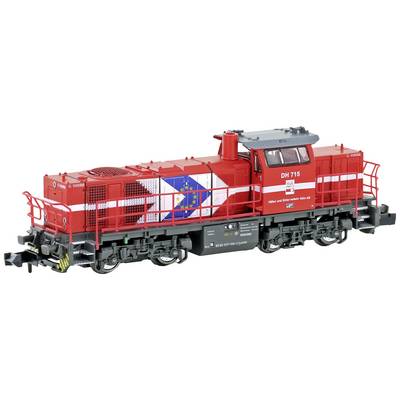 Red locomotive with EU flag, model DH 715, stands on tracks, surrounded by railings.