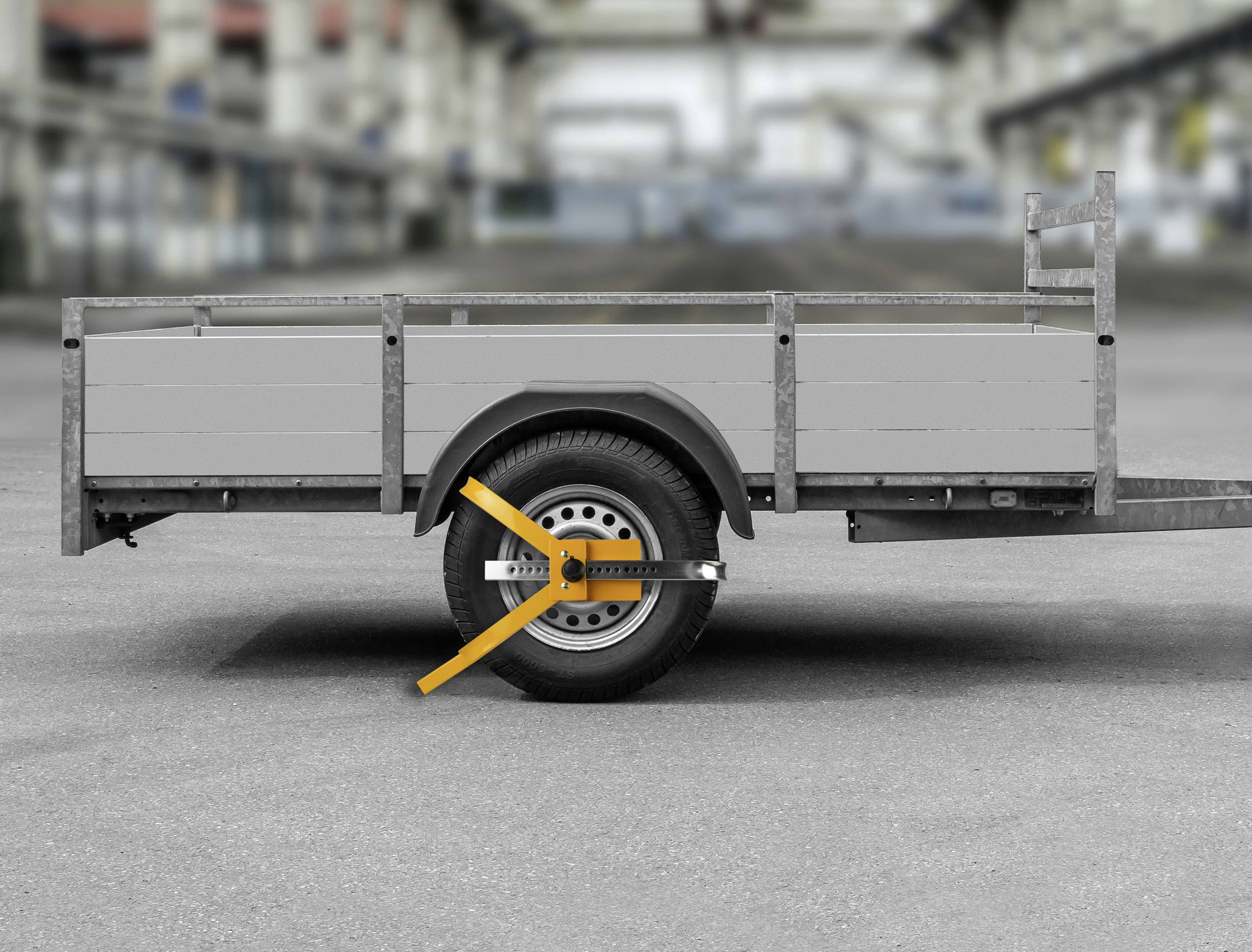 A trailer with an orange wheel clamp immobilised against a grey background; symbol for towing or impounding a vehicle.