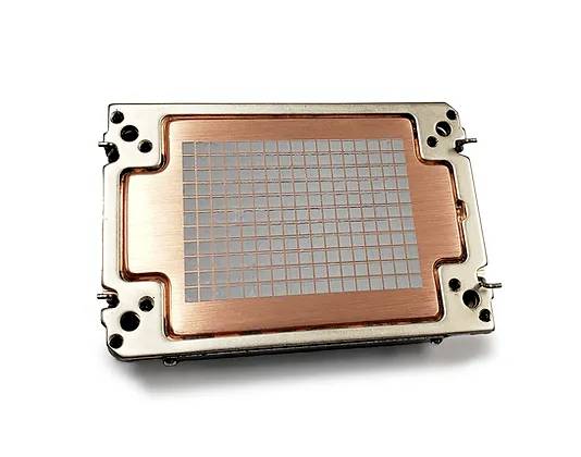 A copper heatsink on an electronic component, serving to dissipate heat. Clear square structure on the surface.
