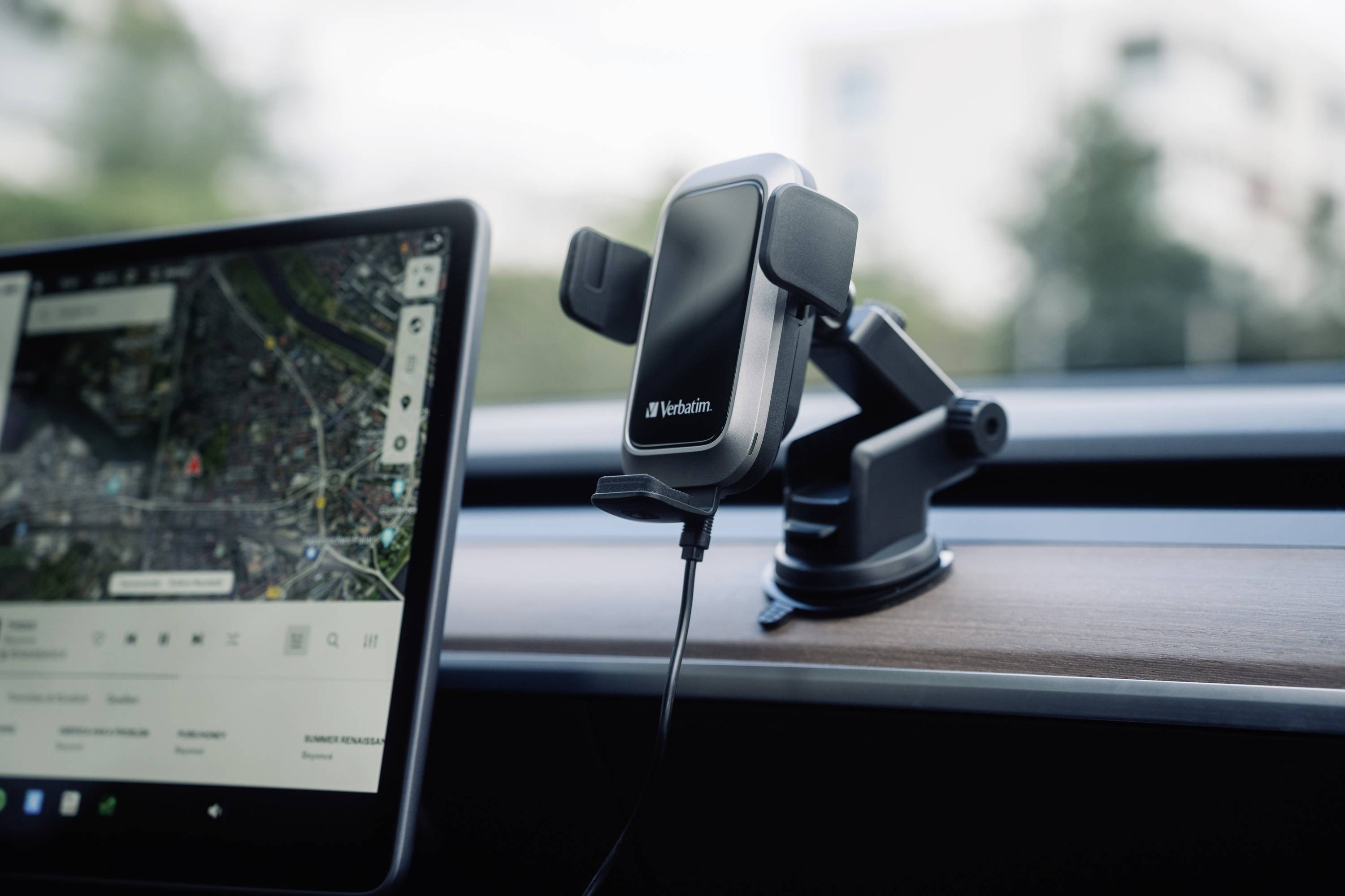 A mobile phone holder is mounted on the windscreen. Next to it is a screen with a road map.