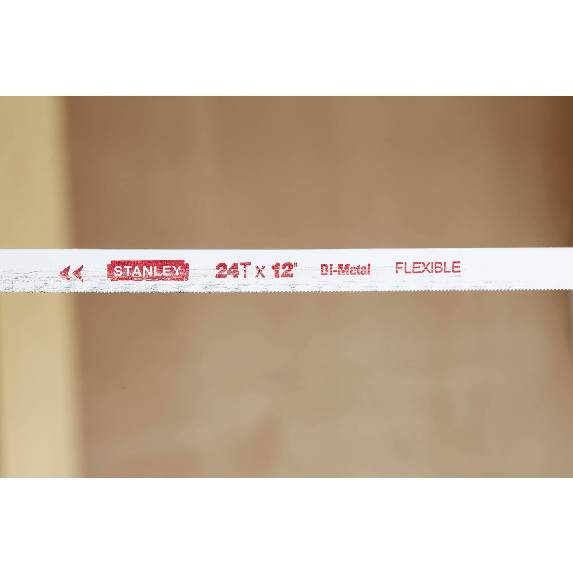 A white saw blade by Stanley with a red logo. Inscription: '24T x 12", Bi-Metal, FLEXIBLE'.