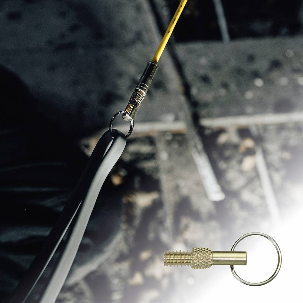 Close-up of a yellow cable connected to a black cable. Detail of a gold-coloured cable lug in the foreground.