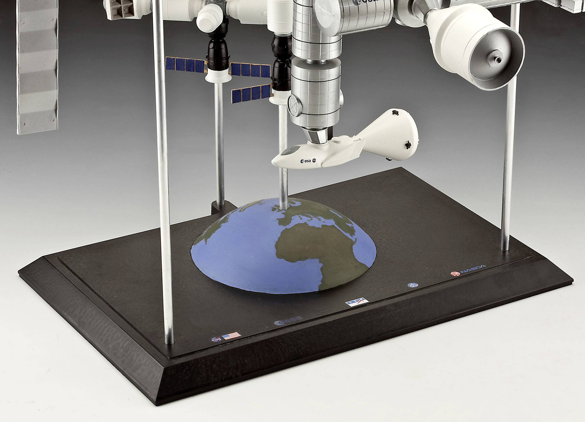 Buy Revell 05651 25 Jahre ISS Limited Edition Spacecraft Buy Revell 05651 25 Jahre ISS Limited Edition Spacecraft