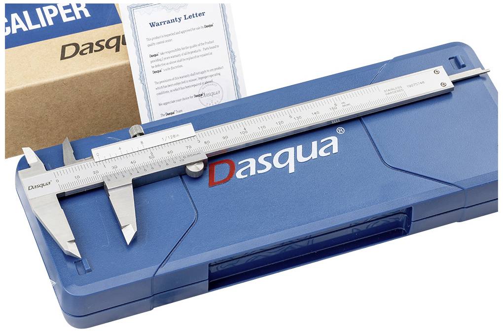 A metal calliper lies on a blue case with the inscription Dasqua. In the background, a cardboard box and a guarantee letter can be seen.