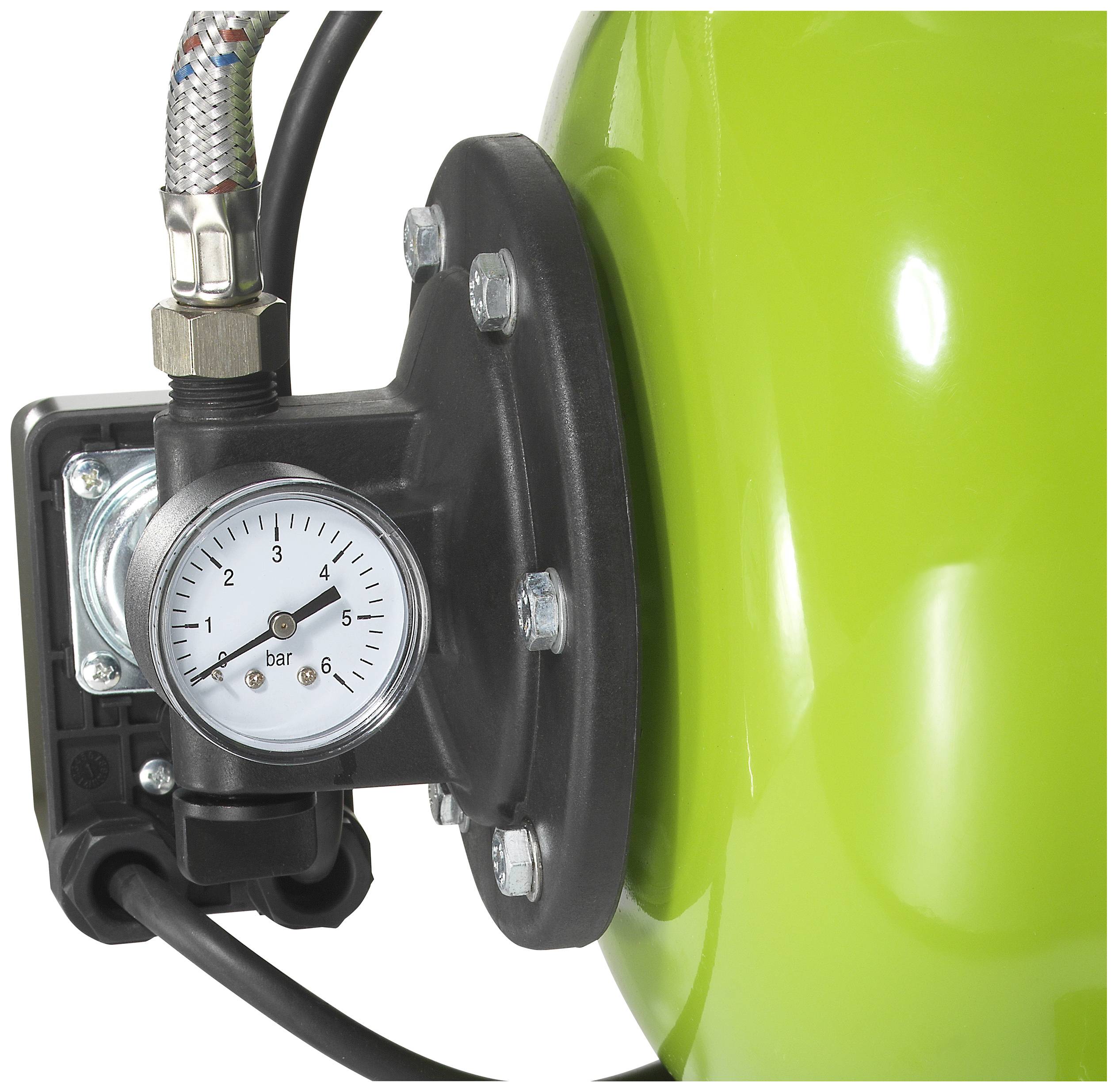 A manometer displays a pressure of 3 bar on a green device, connected to a silver hose and a black mounting unit.