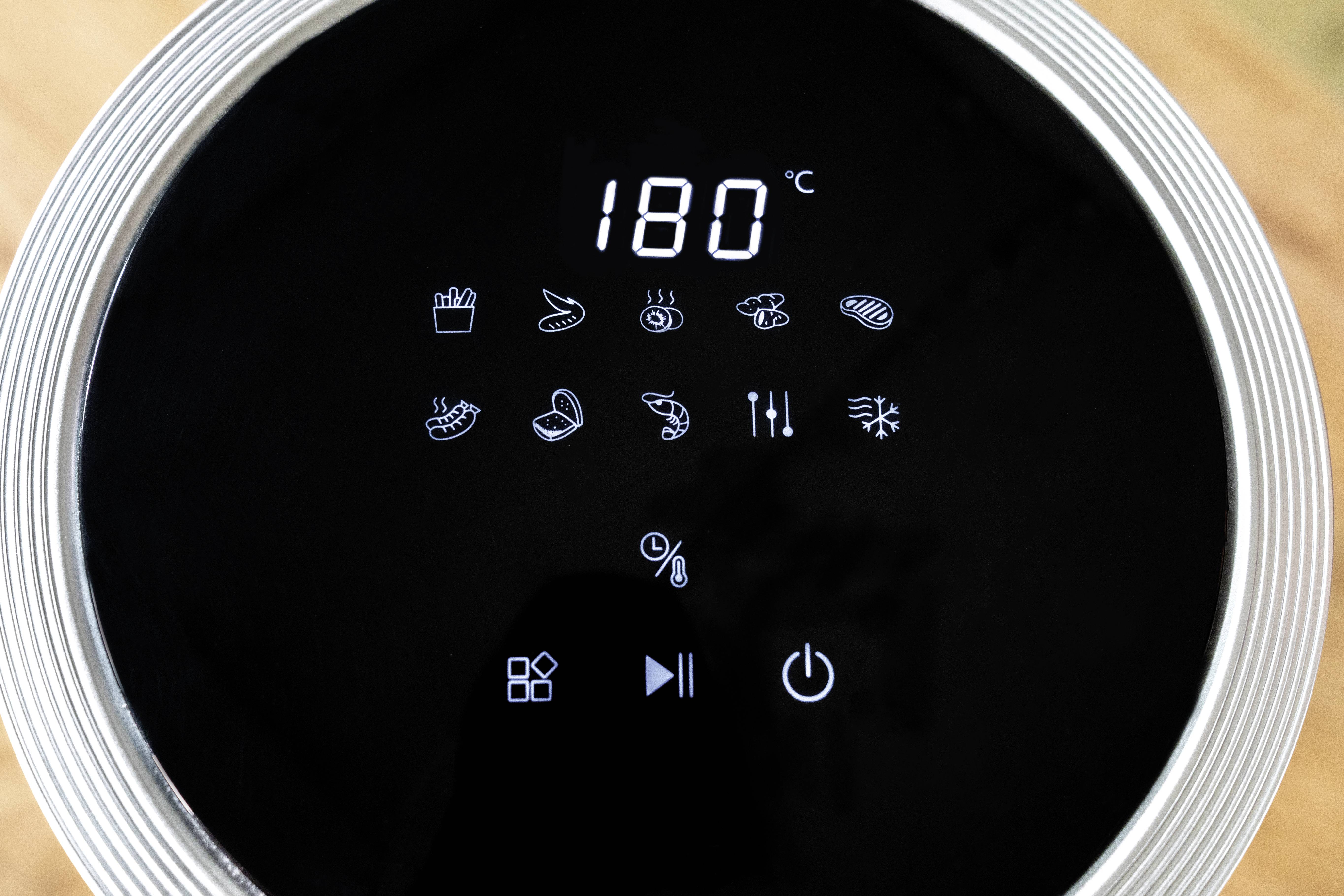 A display showing 180 degrees Celsius displays symbols for various cooking functions such as chips, chicken, steak, and more.