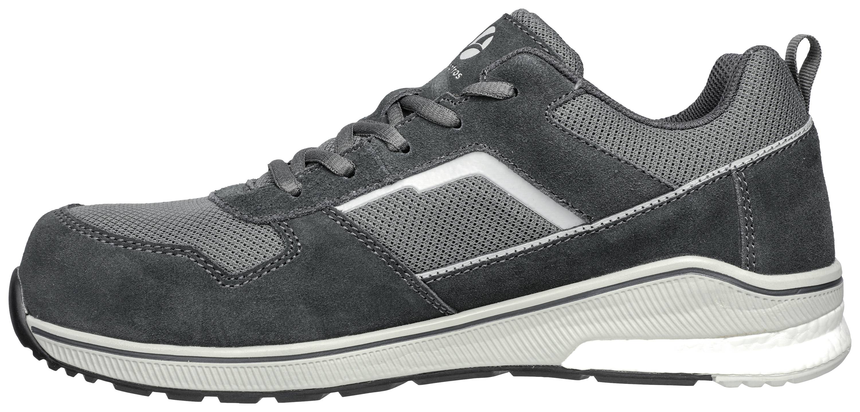 Dark grey sports shoe with light grey sole, side profile. Material mix of textile and suede.