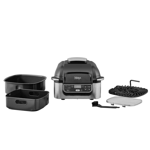 A kitchen appliance with accessories: an electric grill, two drip trays, a grill rack and a cleaning tool.