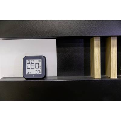 Digital thermometer on the wall shows 26.0°C and 39% humidity. Time is 15:07. Black background with wooden details.