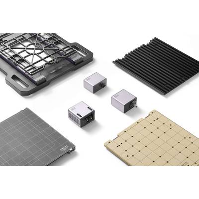 A laser cutter kit with two laser heads, a metal plate, a perforated wooden board and black supports, on a white background.