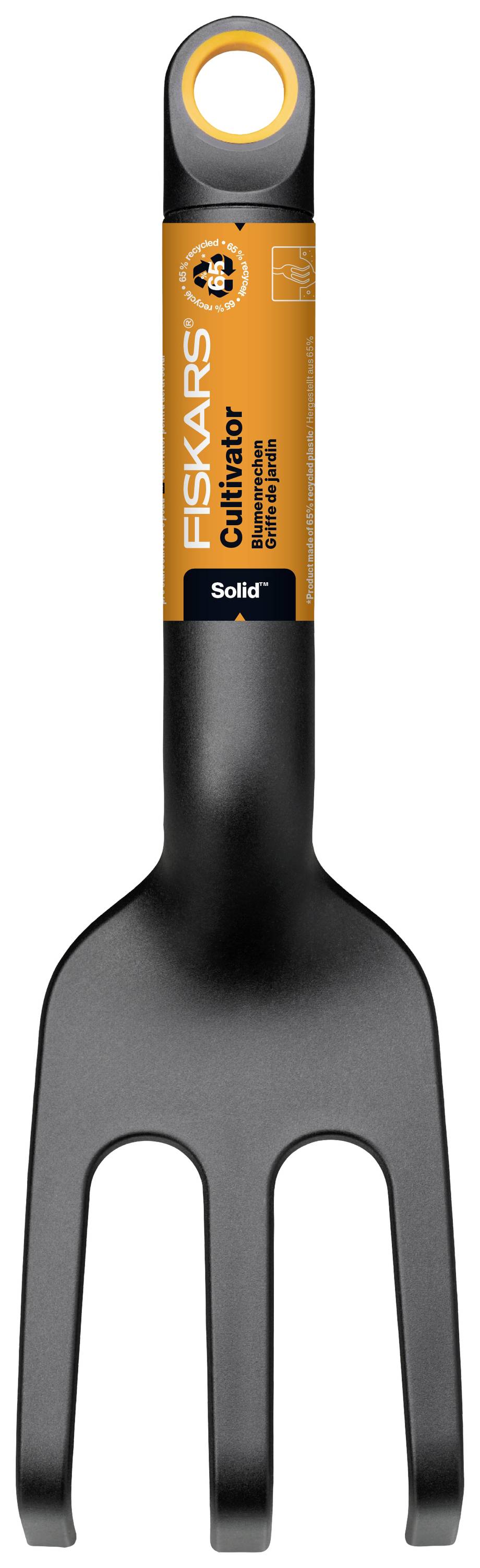 Garden cultivator with three tines, black handle and orange label with 'Fiskars' inscription. Suitable for soil cultivation.