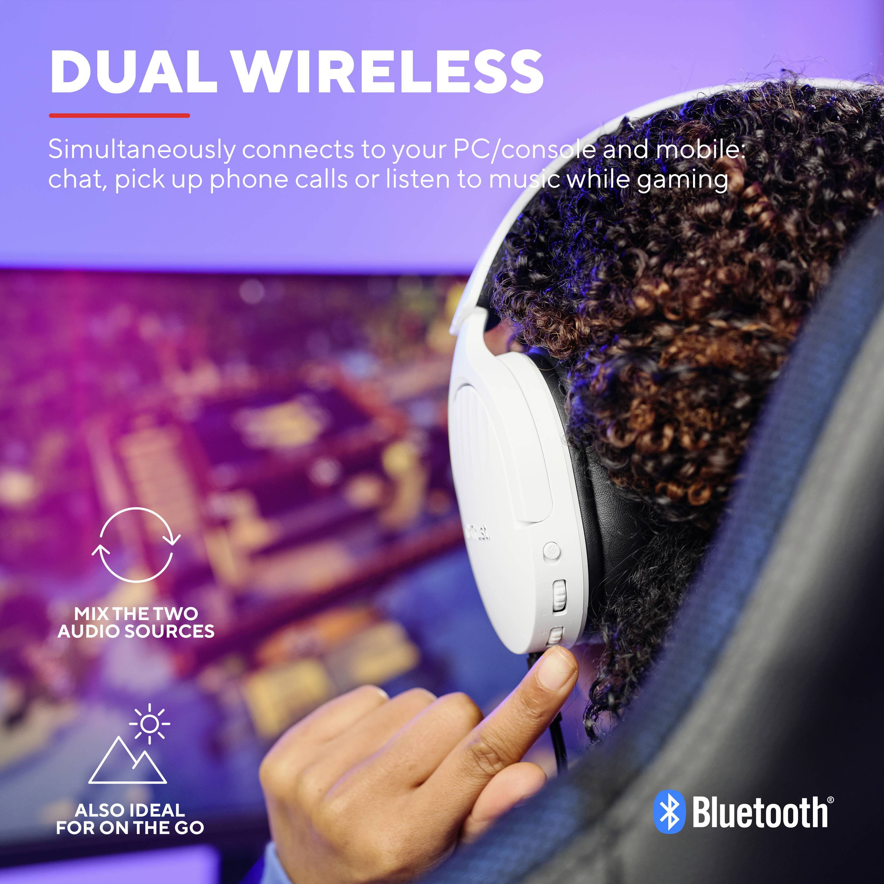 Someone is wearing a white wireless headphone in front of a screen. The text describes simultaneous use on a PC and mobile device.