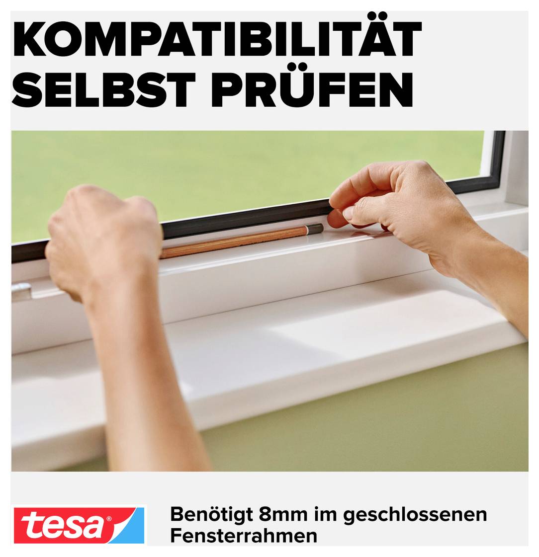 German tesa ad showing hands measuring a window frame; text says 'KOMPATIBILITÄT SELBST PRÜFEN' and 'Benötigt 8mm im geschlossenen Fensterrahmen'.