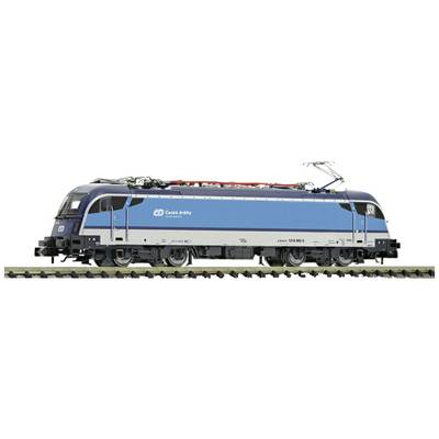 A blue and white locomotive is standing on railway tracks. It has modern electrical systems and the logo of a rail operator.
