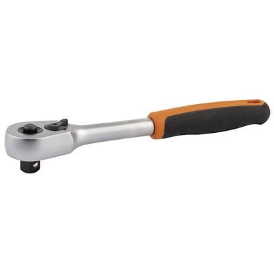 Ratchet with black and orange handle. Used for tightening or loosening screws with compatible sockets.<br><br>Translation to British English:<br>Ratchet with black and orange handle. Used for tightening or loosening screws with compatible socket attachments.
