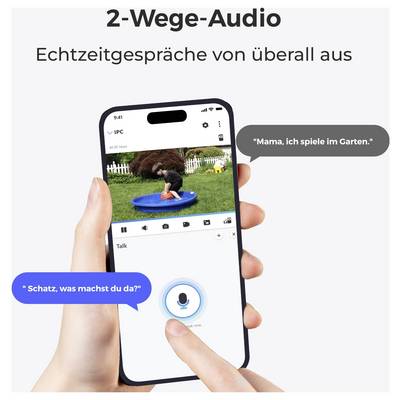 A hand holds a phone showing a child in a blue pool. German text in bubbles reads: 'Mama, ich spiele im Garten.' and 'Schatz, was machst du da?'.