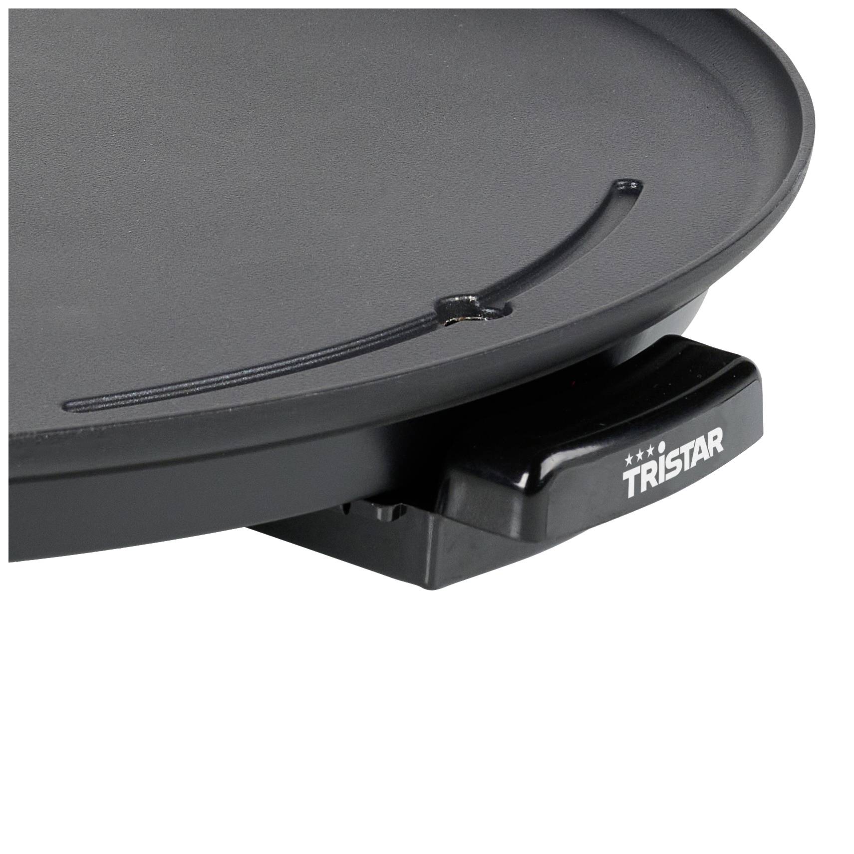 A black electric griddle with integrated fat drainage channel and handle, by the Tristar brand. Ideal for versatile cooking.