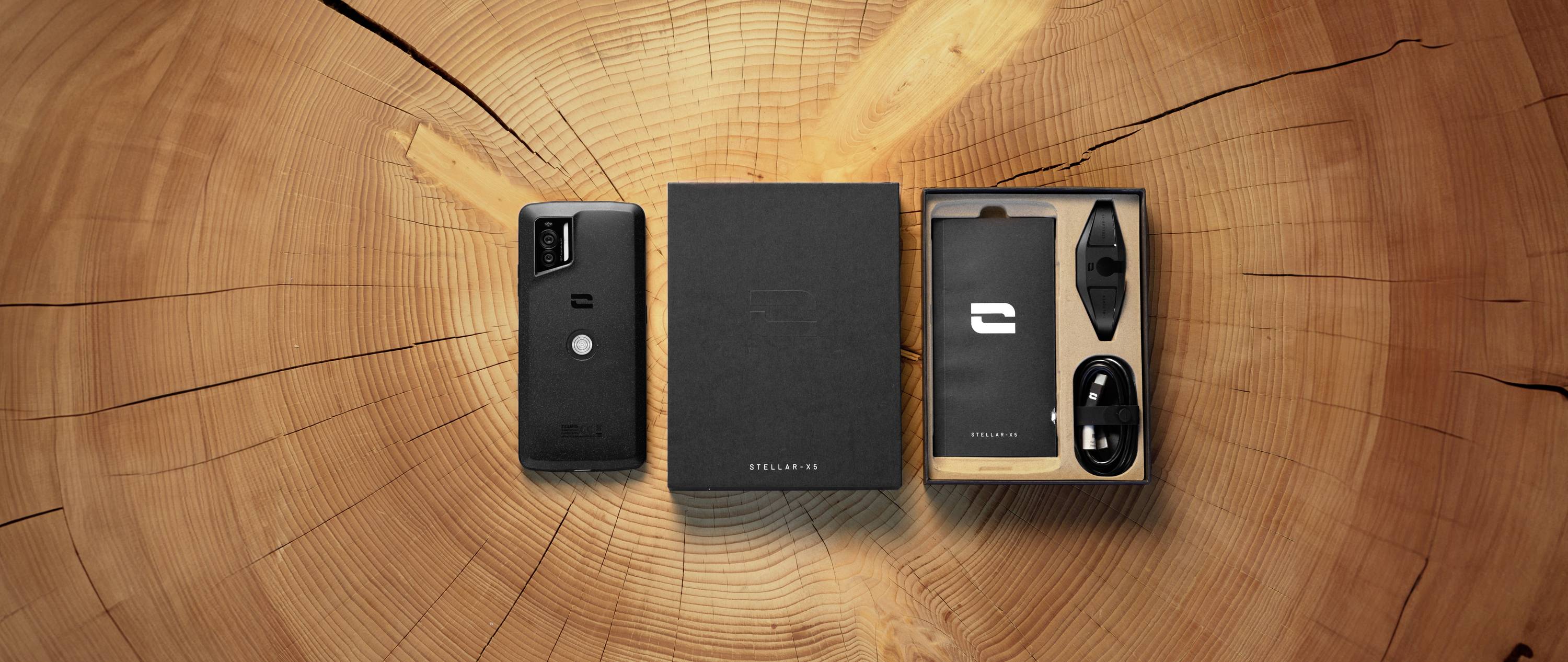 'Storz & Bickel Mighty+' vaporiser set on wooden texture: device, packaging, user manual, and accessories.