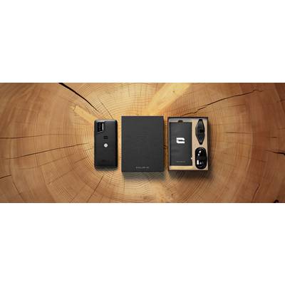'Storz & Bickel Mighty+' vaporiser set on wooden texture: device, packaging, user manual, and accessories.