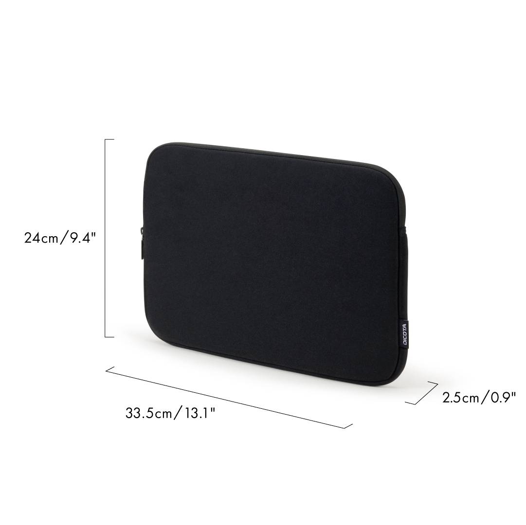 Black laptop sleeve, dimensions: 24 cm height, 33.5 cm width, 2.5 cm depth.