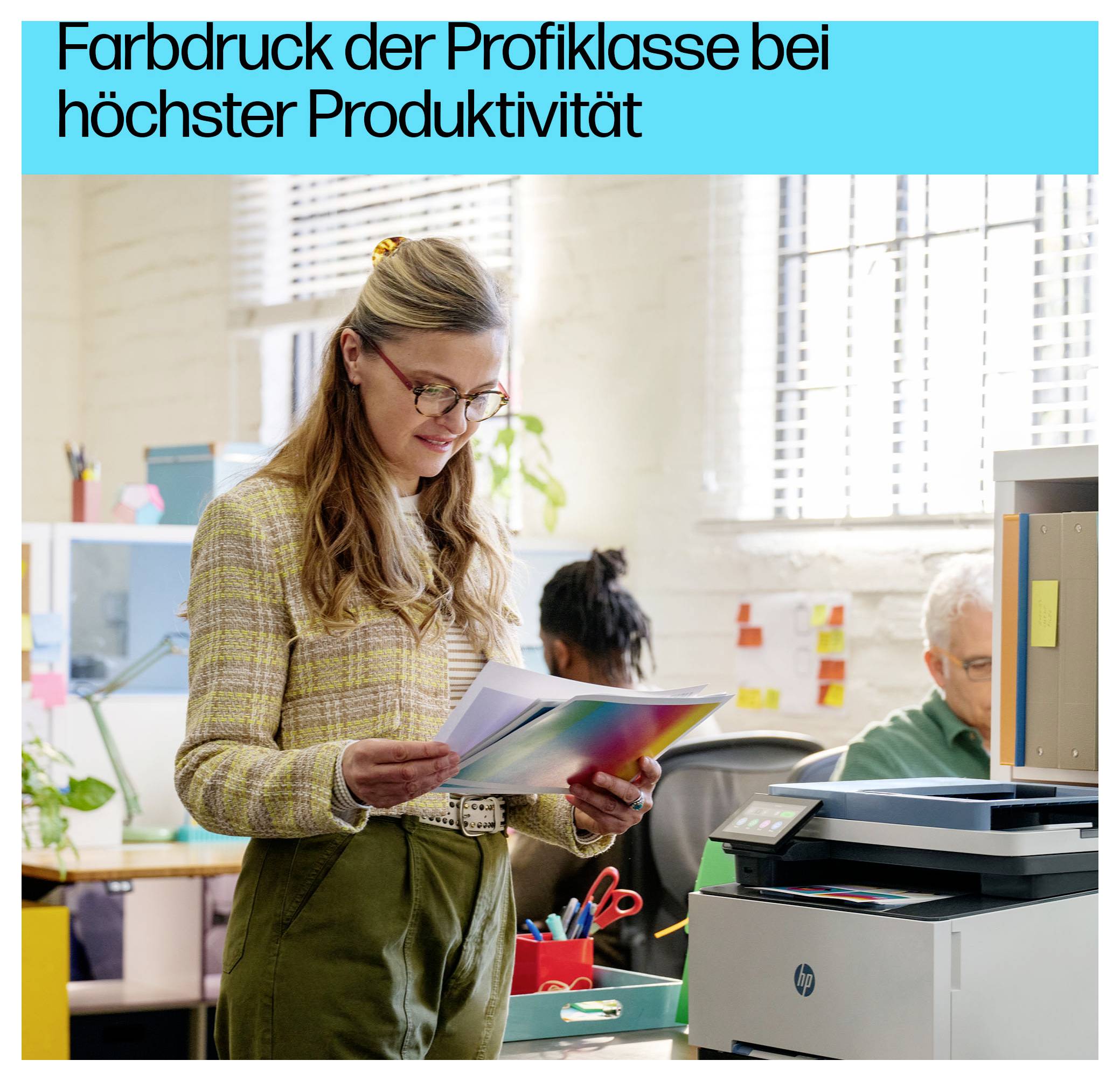 Office worker reading a folder beside a printer, with the German headline 'Farbduck der Profiklasse bei höchster Produktivität' above.