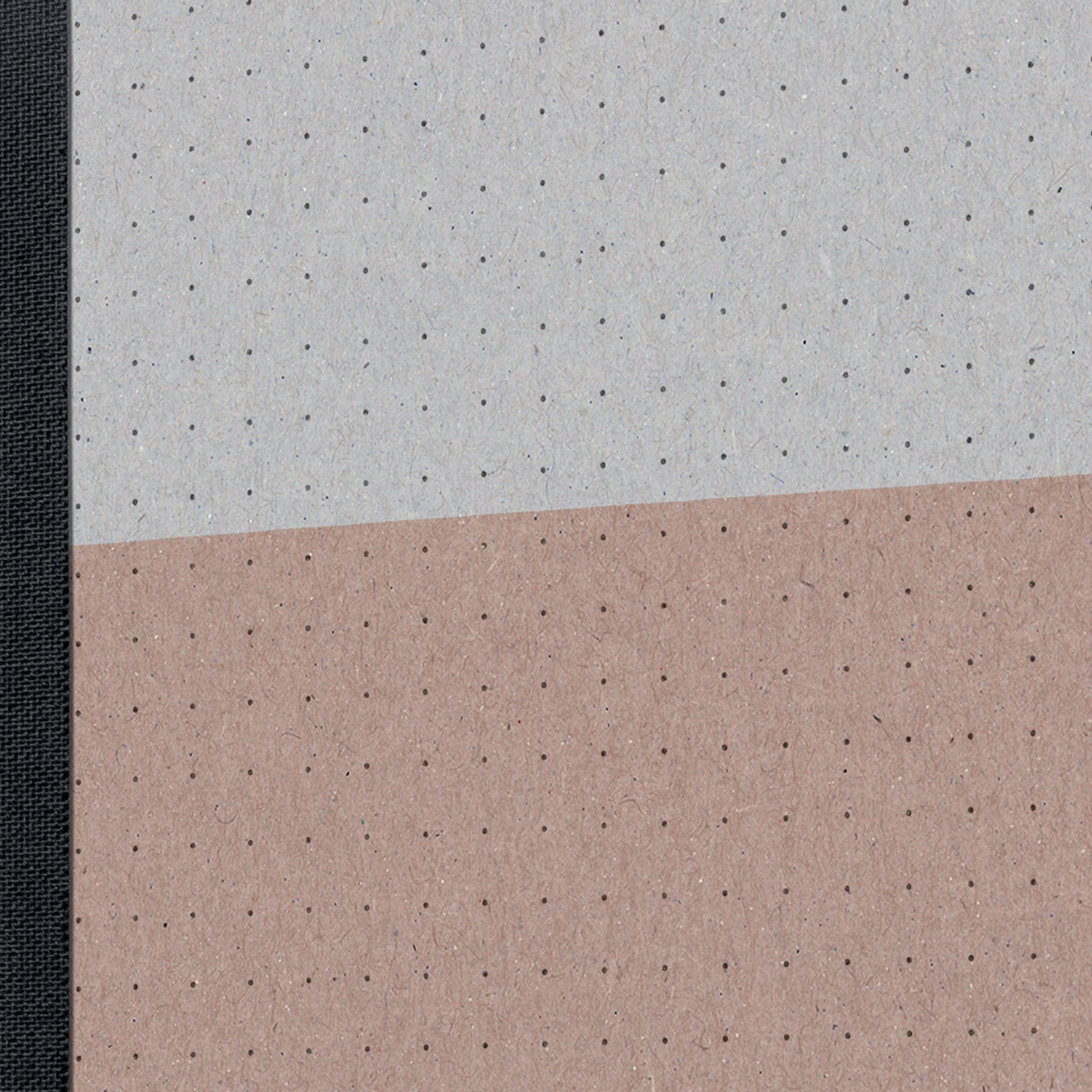 Notebook with a grey binding and a pink cover.<br><br>Note: While the translation is direct and accurate, a British English speaker might be more likely to say "grey" rather than "gray" and potentially describe the cover as "rose-coloured" or "pale pink".