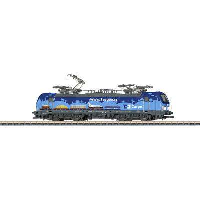 Model railway locomotive with blue 'Cargo' advertising. It is carrying containers and vehicles. Text: 'www.1vagon.cz'.