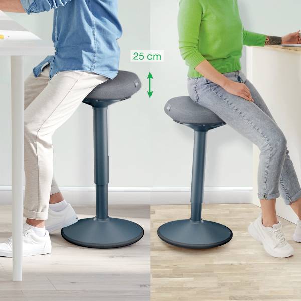 Two people are sitting on height-adjustable stools at a table. The stools can be adjusted by 25 cm. One person is wearing blue, the other green.