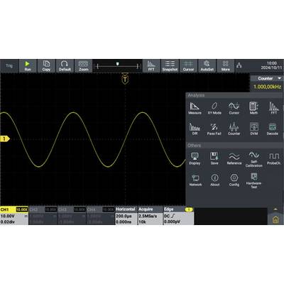 An oscilloscope displays a yellow sine wave on a black background. On the right, there is a control panel with analysis and configuration options.
