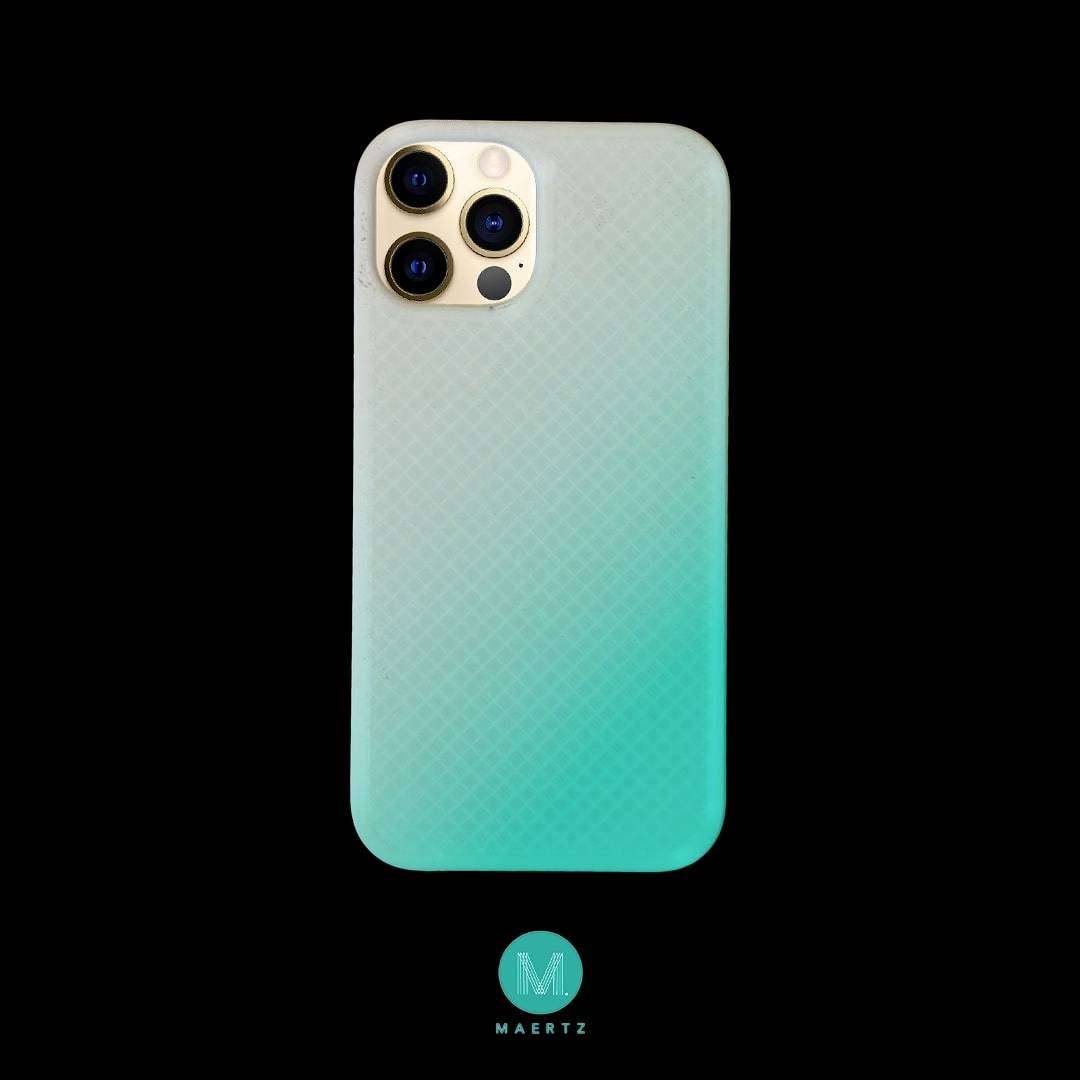 'Rear view of a smartphone with a turquoise case and three camera lenses. 'Maertz' logo at the bottom on a black background.'