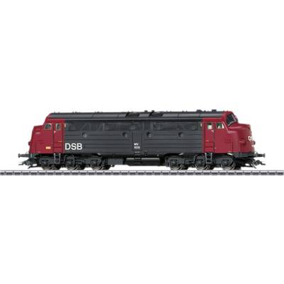 Black and red locomotive of the DSB on a track, side view.