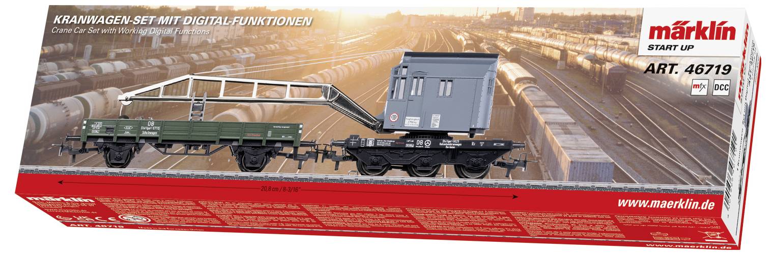 Packaging of a Märklin crane wagon set with digital control. Shows the train on railway tracks. Suitable for model railway enthusiasts.
