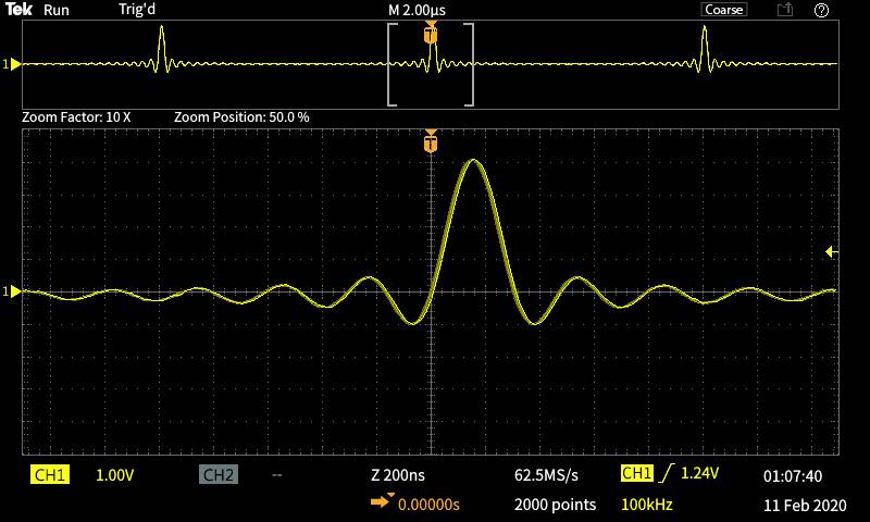 Oscilloscope image shows a yellow sine wave with a peak and decreasing amplitude, horizontally and vertically scaled in microseconds and volts.