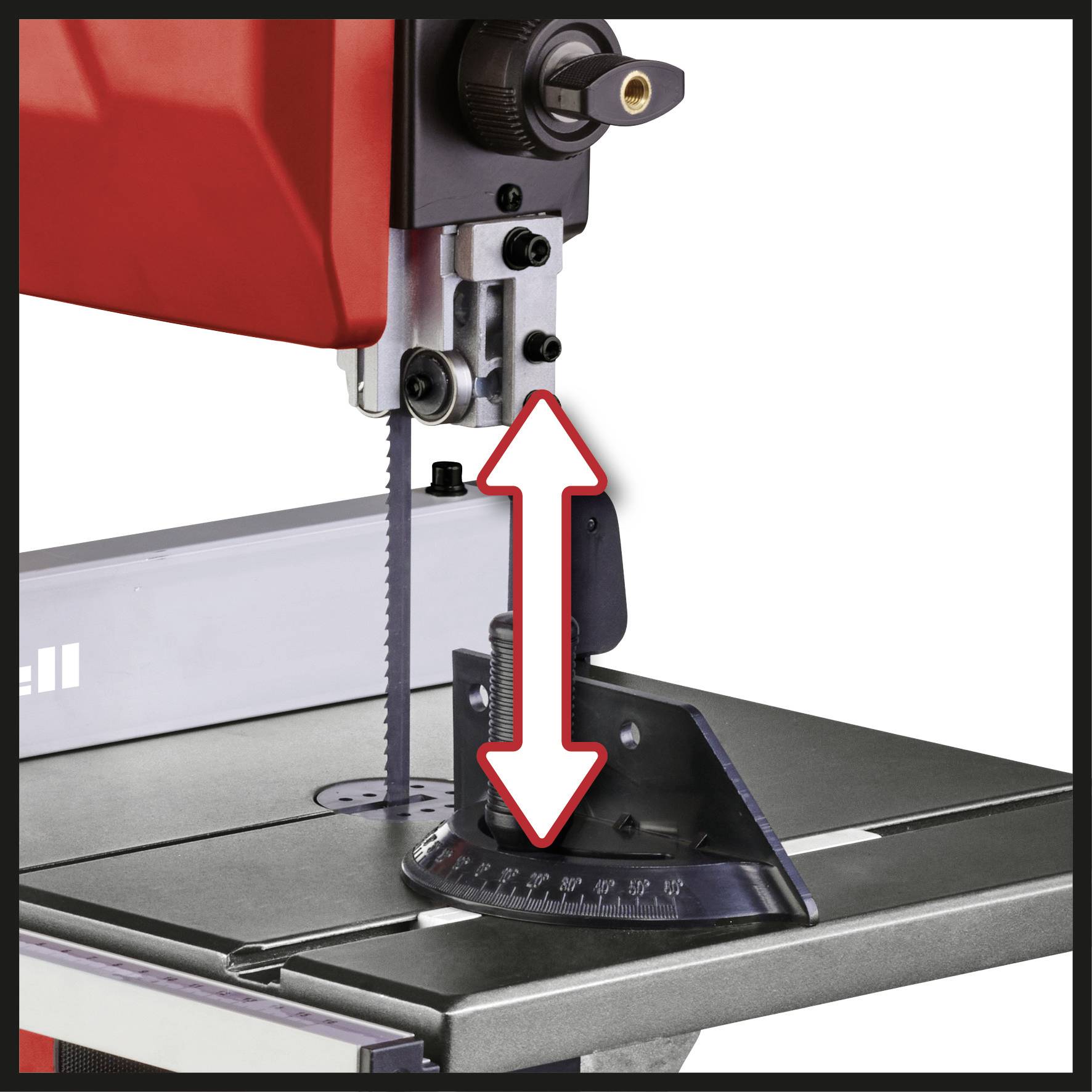 A bandsaw with diagonal guidance and a red housing. An arrow points to a black adjustment wheel for height positioning of the saw table.