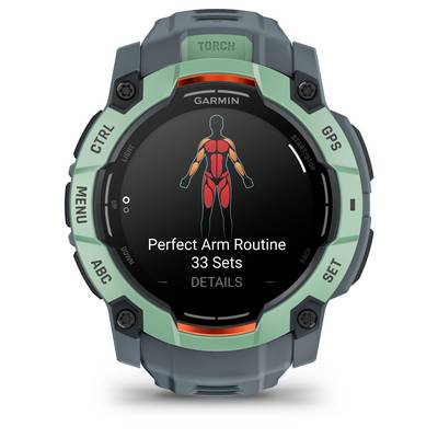 Smartwatch displays training plan 'Perfect Arm Routine' with 33 sets. Visualisation of muscle groups in red and blue on the display.