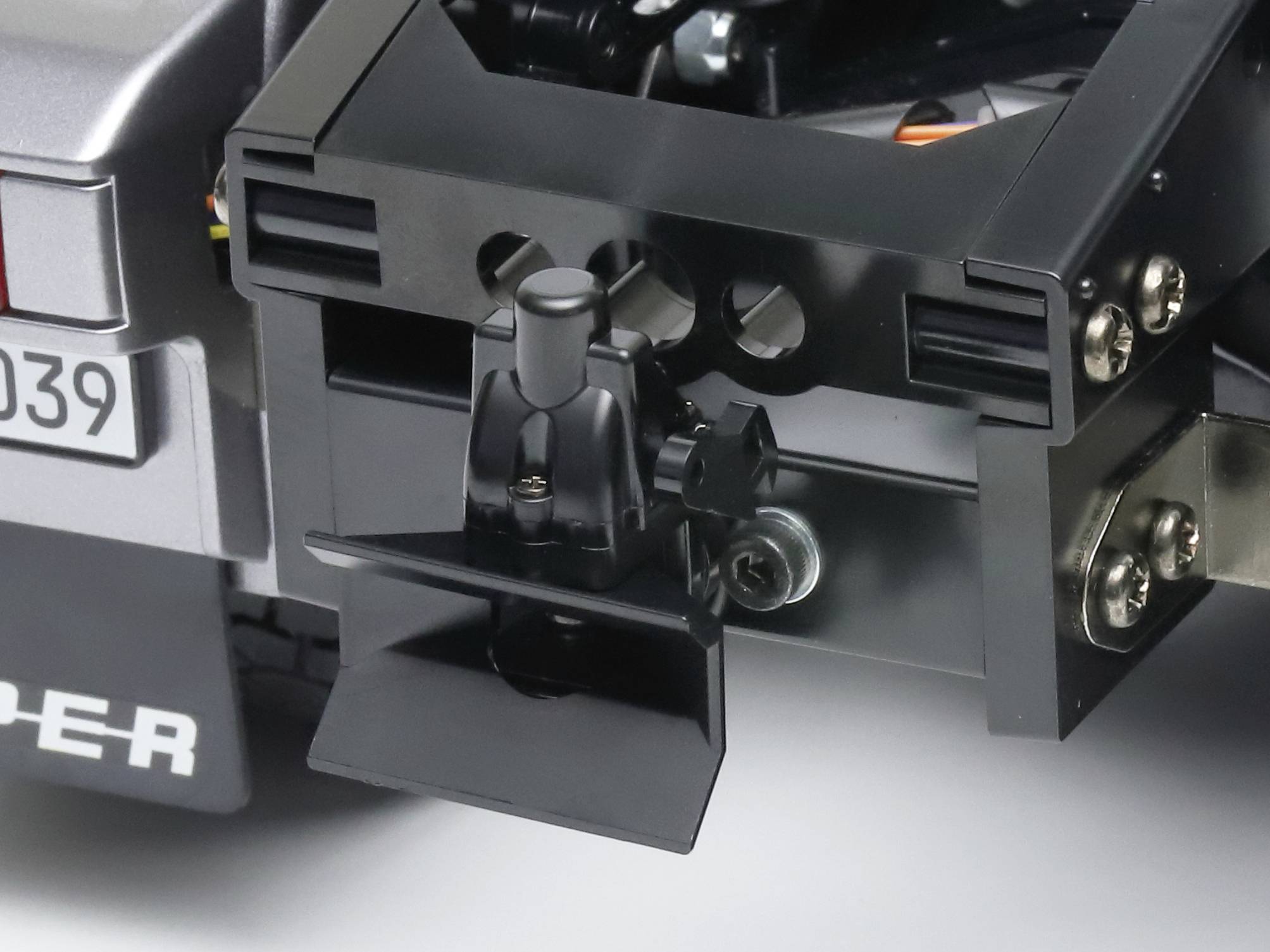 Close-up of a tow bar on a silver vehicle model. It shows technical details and attachment mechanisms.