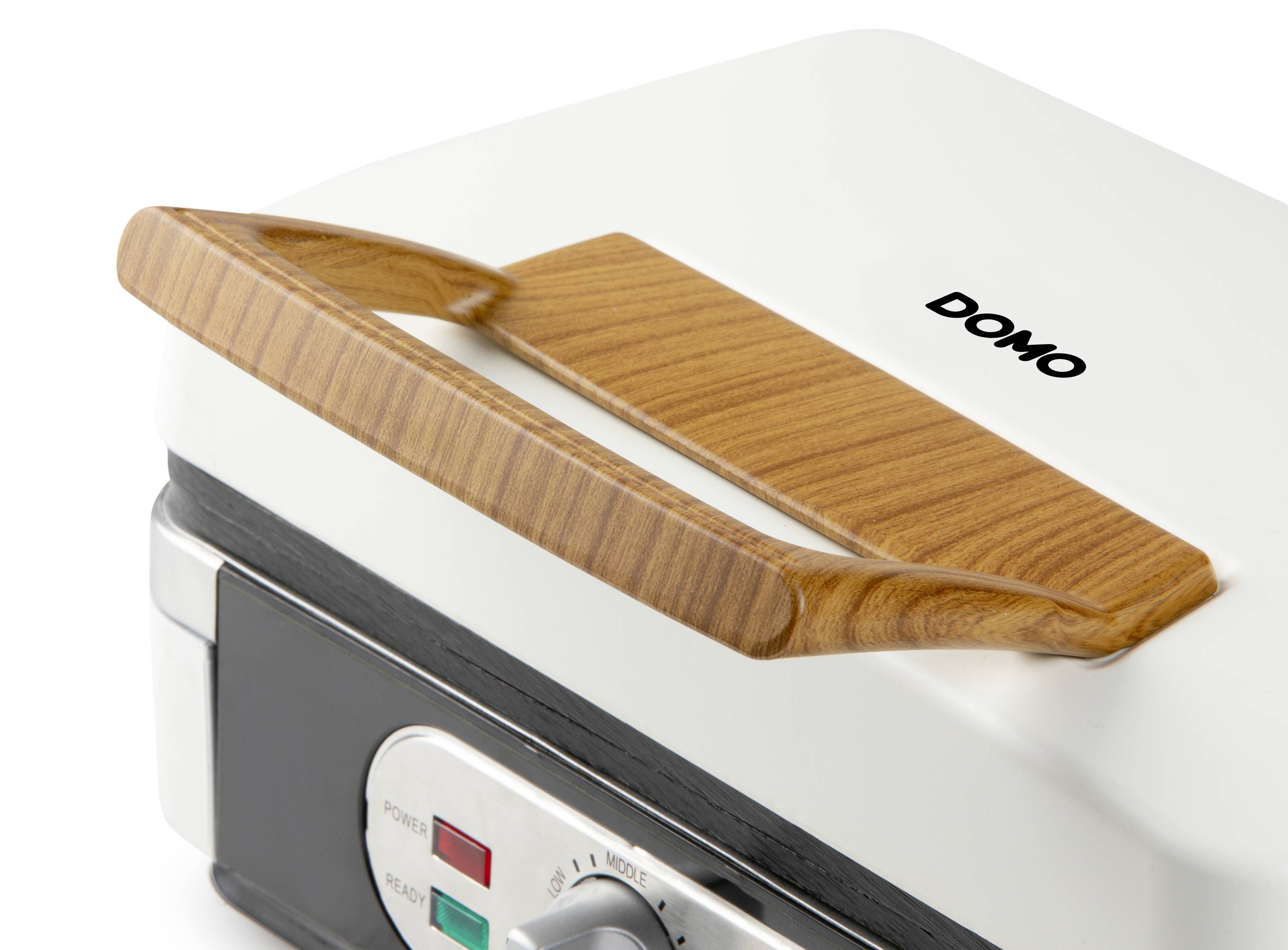 White kitchen machine with wooden handle, brand 'Domo'. Shows power and temperature display.