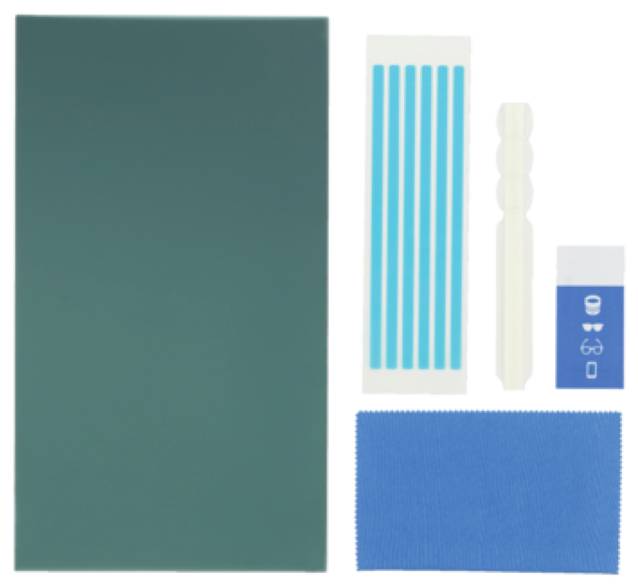 'Liquid Screen Protection' kit comprising a cloth, applicator, cleaning strips and blue cleaning cloth, laid out flat.