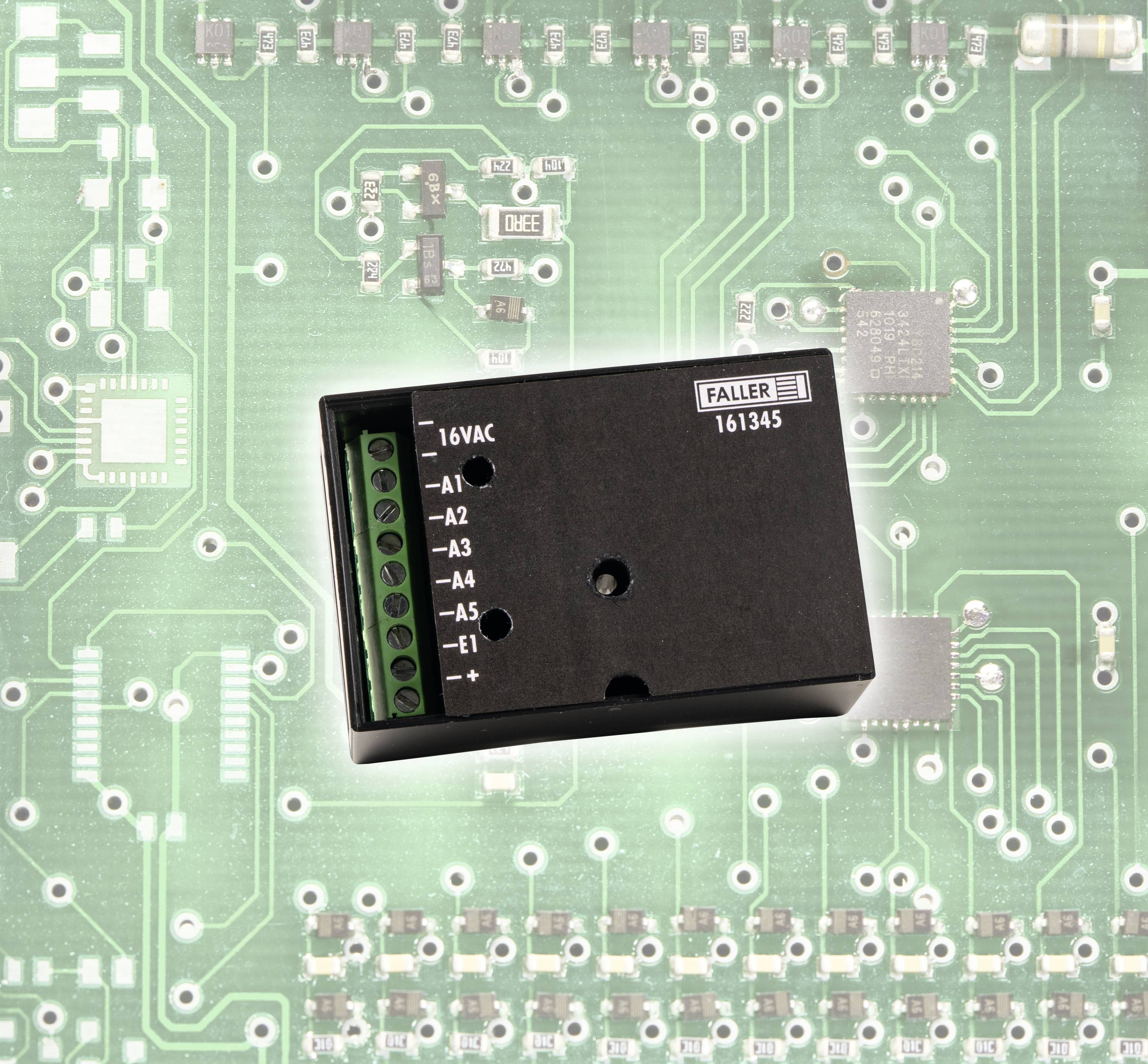 'Green circuit board with black connectors. Inscription: "16VAC, A1-A4, E1, +, -".'<br><br>Note: This translation is quite literal as technical descriptions often remain similar across languages. The key elements are preserved in the English version.