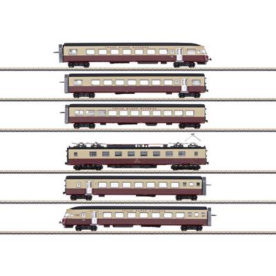 Model railway train consisting of five carriages in beige and brown colours, on a track. The top and bottom carriages have a locomotive.