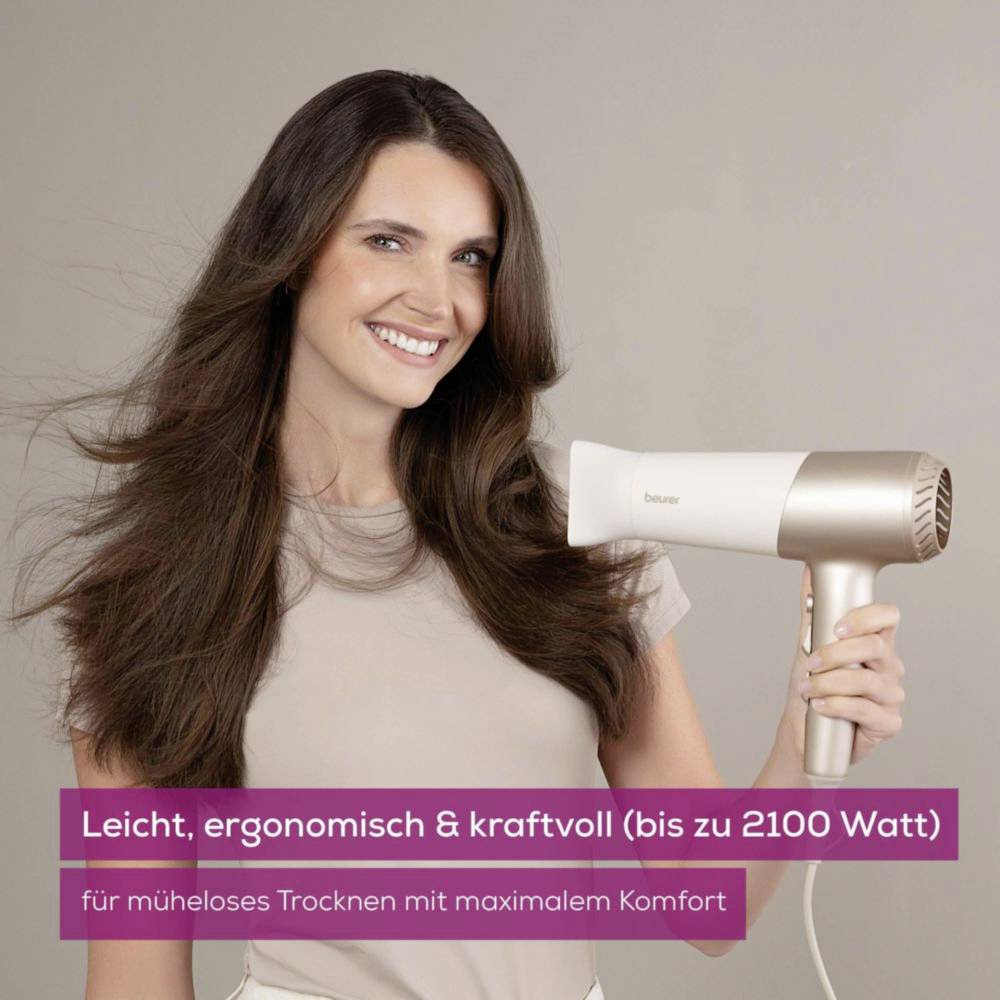 A woman smiles while using a beige hairdryer. Text: 'Leicht, ergonomisch & kraftvoll' describes the light and powerful nature of the device.