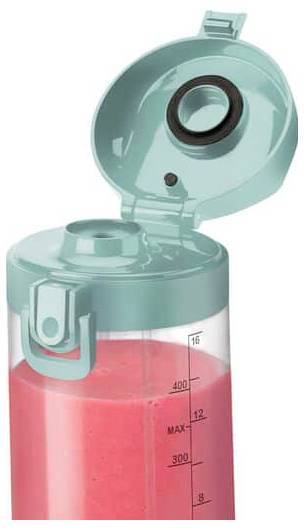 A turquoise blender lid open on a blender jar filled with pink liquid; measurements in milliliters appear on the side.