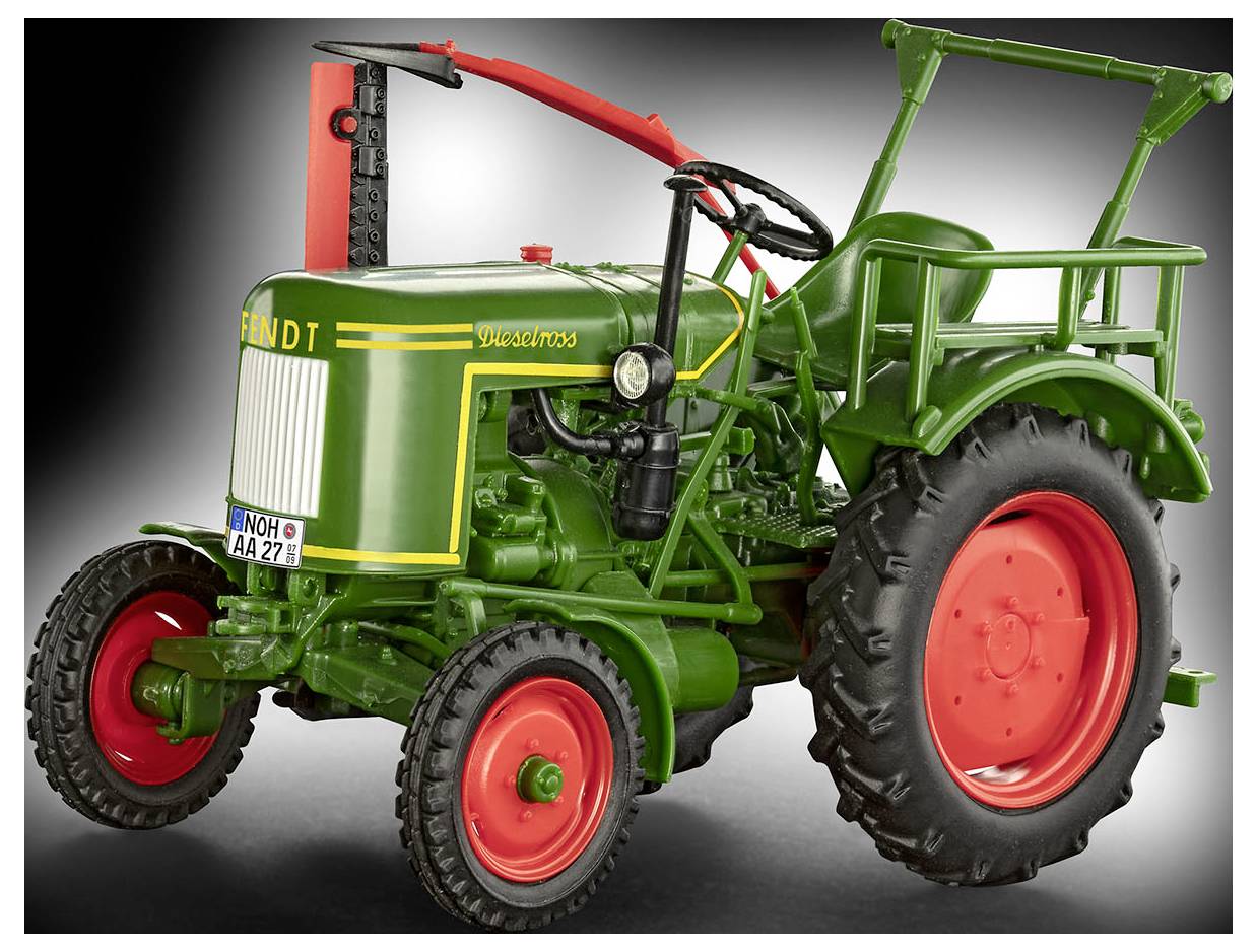 A green vintage tractor with red wheels, labeled 'Fendt Dieselross,' is shown against a gradient background. The front license reads 'NOH AA 271'.