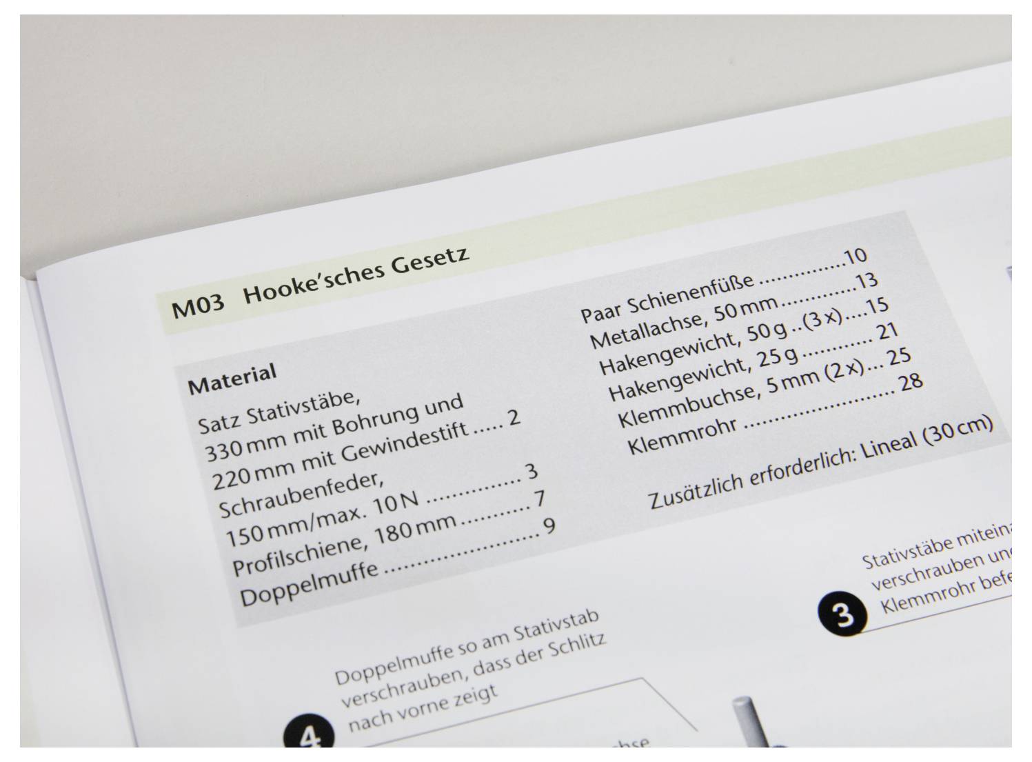 'MO3 Hooke'sches Gesetz' chart detailing materials and measurements like 'Stativstäbe', 'Schraubenfeder', and 'Metallachse' with specific sizes.